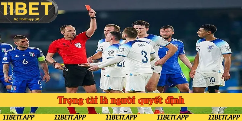 Trọng tài là người quyết định đưa ra án phạt cho cầu thủ